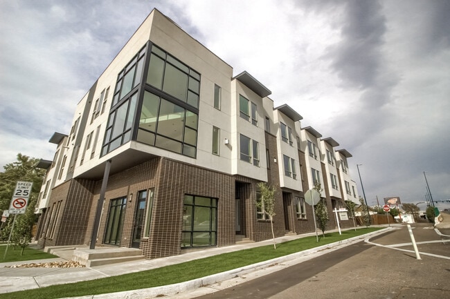 2098 S Galapago St in Denver, CO - Foto de edificio - Building Photo
