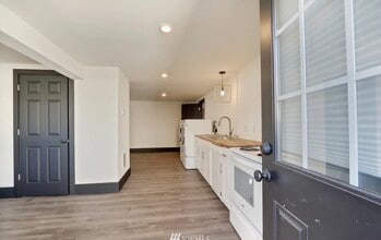 1102 6th Ave SW, Unit B in Puyallup, WA - Foto de edificio - Building Photo