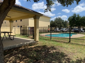 1000 Ranchway Dr in Laredo, TX - Building Photo - Building Photo