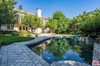 701 N Hillcrest Rd in Beverly Hills, CA - Foto de edificio - Building Photo