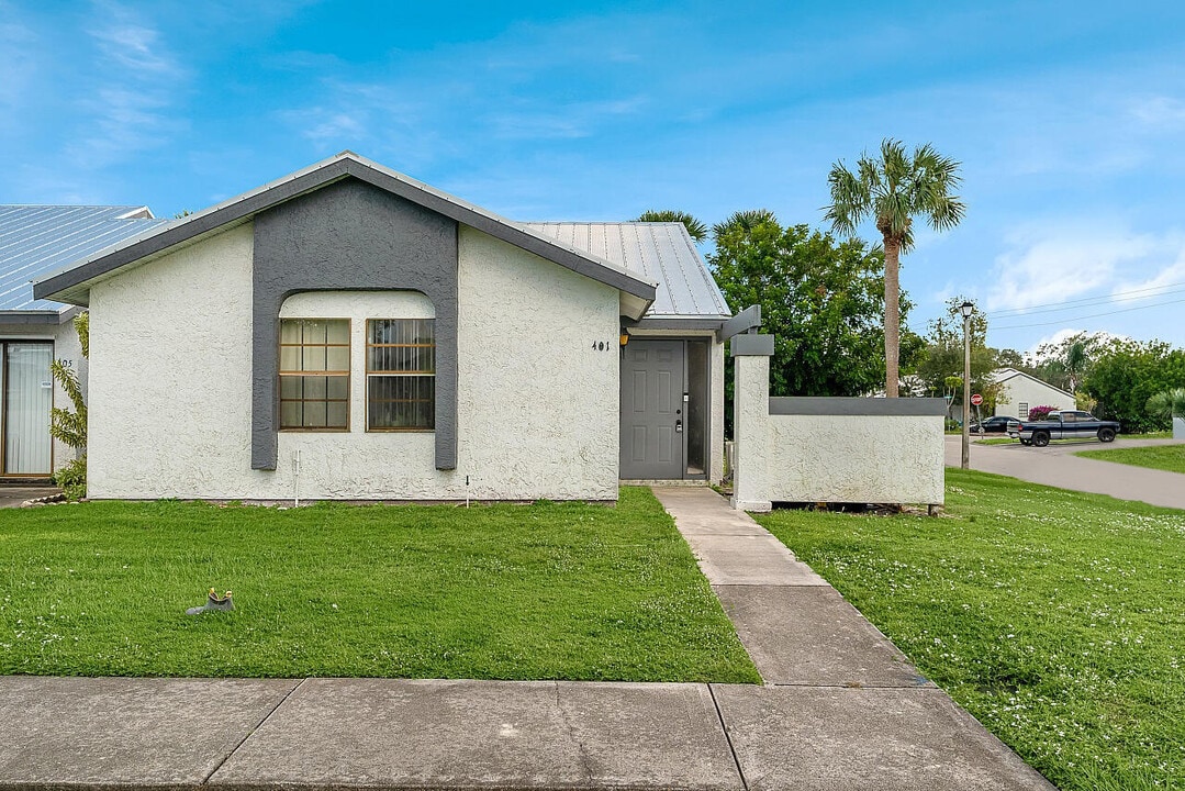 401 SW Godels St in Port St. Lucie, FL - Building Photo