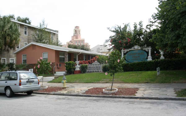 The Courtyard Vinoy in St. Petersburg, FL - Foto de edificio