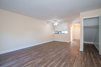 Fremont Pines Apartments in Fremont, CA - Foto de edificio - Interior Photo