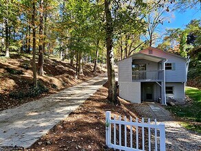 101 Mandalay Rd, Unit 101C Lakeside Bungalow in Gainesville, GA - Foto de edificio - Building Photo