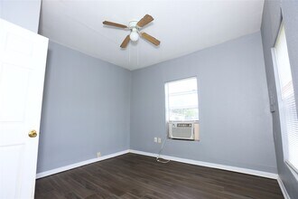 107 Prewitt Ln in West Columbia, TX - Building Photo - Building Photo