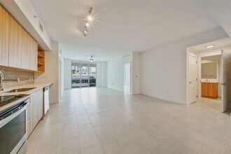 2150 N Bayshore Dr, Unit 305 in Miami, FL - Building Photo - Building Photo
