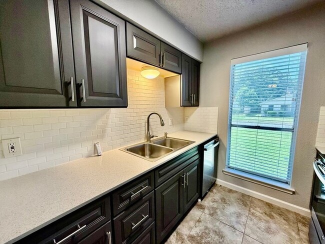 2749 Parkchester Dr in Arlington, TX - Building Photo - Building Photo