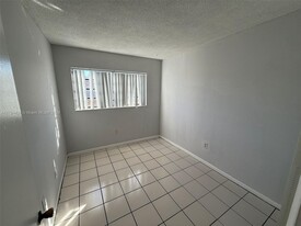 6675 W 4th Ave in Hialeah, FL - Building Photo - Building Photo