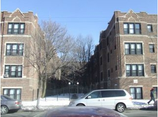 Pine Central Apartments in Chicago, IL - Building Photo