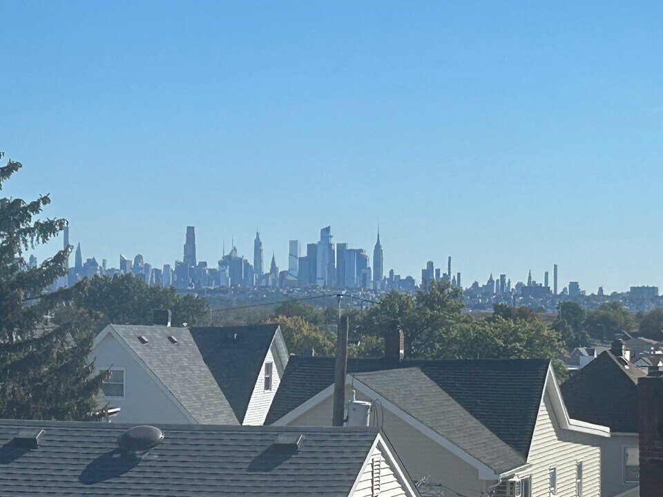 14 Ridge Rd, Unit 3rd floor in North Arlington, NJ - Building Photo