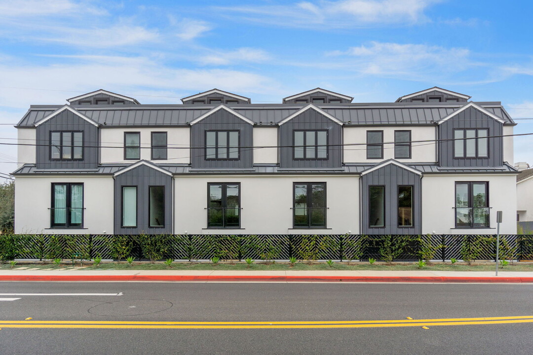 20462 Santa Ana Ave in Newport Beach, CA - Building Photo