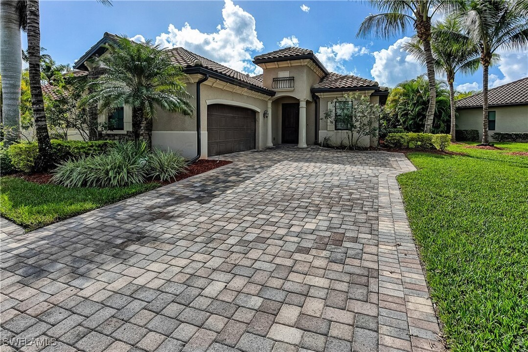 9215 Veneto Ln in Naples, FL - Foto de edificio