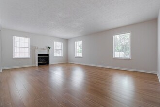 Lochwood Apartments in New Albany, IN - Foto de edificio - Interior Photo