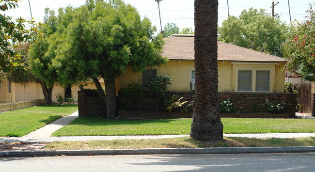 57-59 Greenwood Ave in Pasadena, CA - Foto de edificio - Building Photo