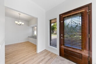 819 Millpond Dr in Sugar Land, TX - Building Photo - Building Photo