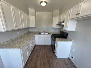 3247 W Century Blvd, Unit 6 in Inglewood, CA - Building Photo - Building Photo