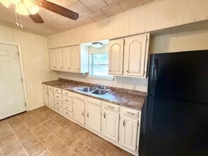 907 N Harrison St in West, TX - Building Photo - Building Photo