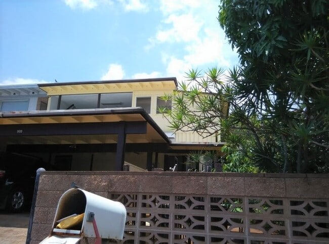 property at 908 Kahikolu Plz