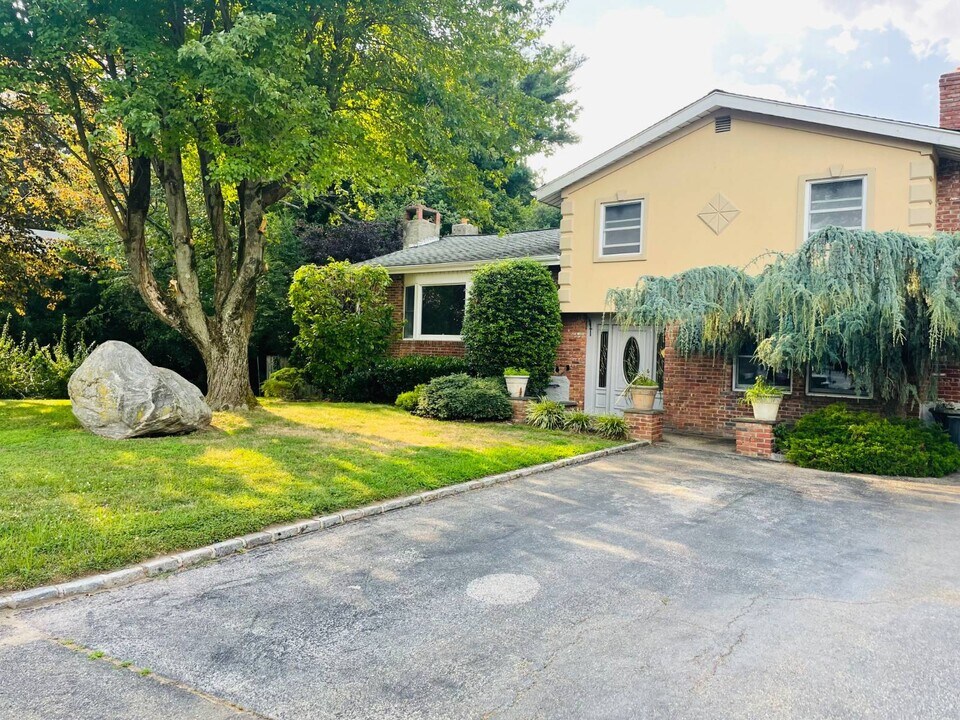 146 Woolsey Ave in Glen Cove, NY - Building Photo
