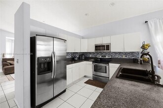 7673 NW 19th St in Pembroke Pines, FL - Foto de edificio - Building Photo