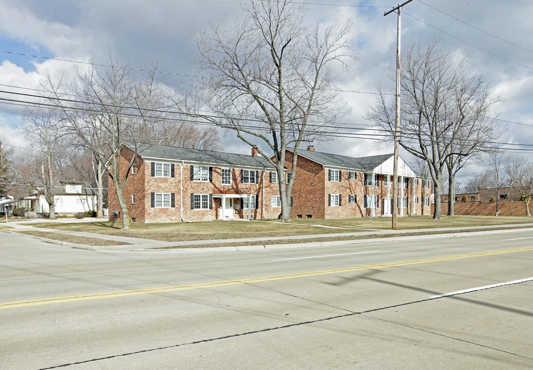 Jefferson Park Apartments in St. Clair Shores, MI - Building Photo