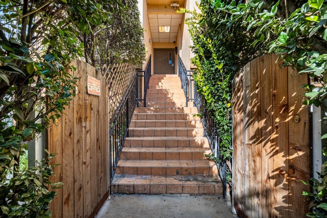 14655 Vanowen St in Van Nuys, CA - Foto de edificio - Building Photo