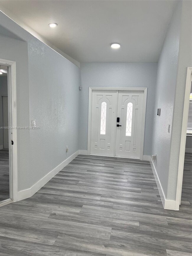 10057 NW 127th St in Hialeah, FL - Building Photo - Building Photo