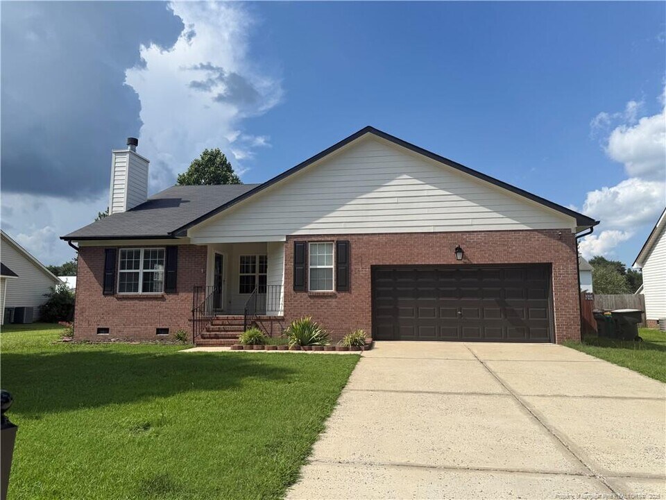 5438 Biscoe St in Hope Mills, NC - Building Photo