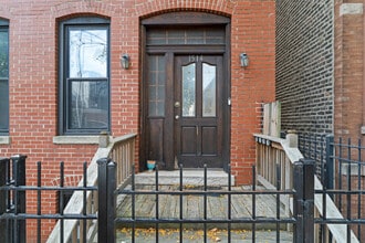 1514 N Elk Grove Ave, Unit 1F in Chicago, IL - Building Photo - Building Photo