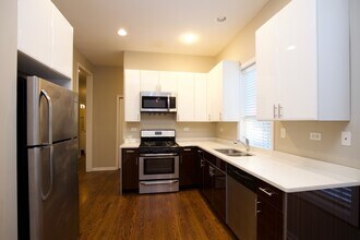 2101 W Fletcher St, Unit 2 in Chicago, IL - Foto de edificio - Building Photo