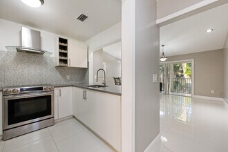 811 SE 4th Ave in Dania Beach, FL - Building Photo - Building Photo