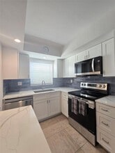 9200 Midnight Pass Rd, Unit 10 in Sarasota, FL - Building Photo - Building Photo
