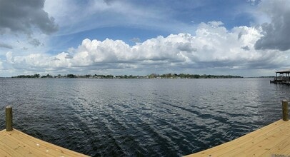 8174 False River Rd in Oscar, LA - Foto de edificio - Building Photo