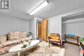 996 Bayview Ave in Toronto, ON - Building Photo - Building Photo