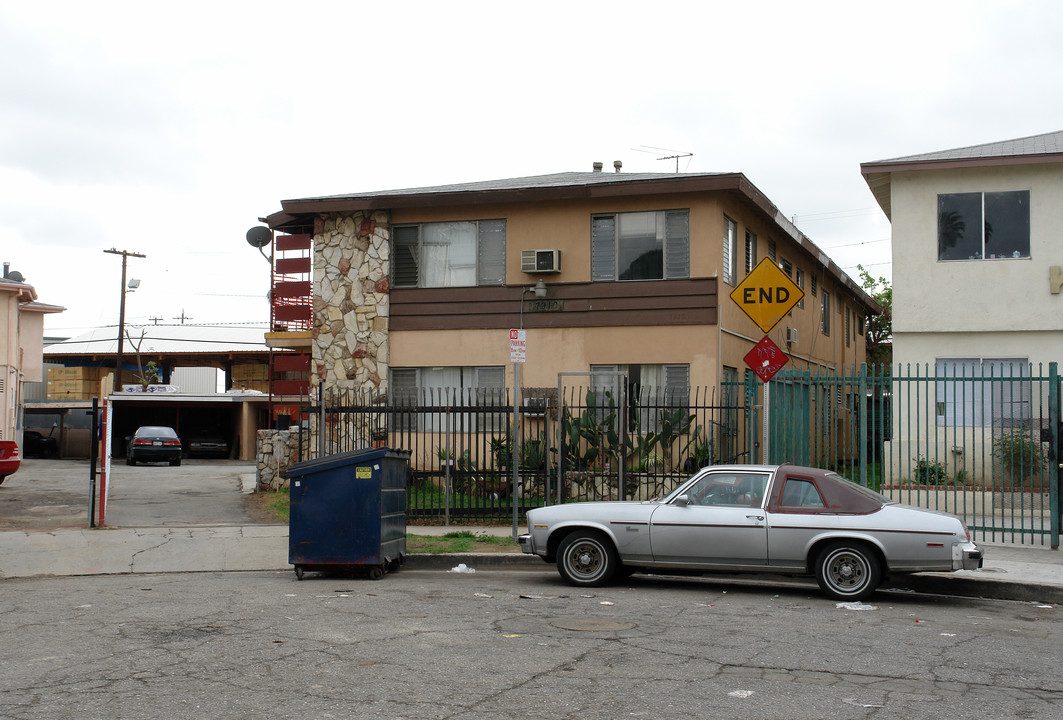 7910 Kester Ave in Panorama City, CA - Foto de edificio