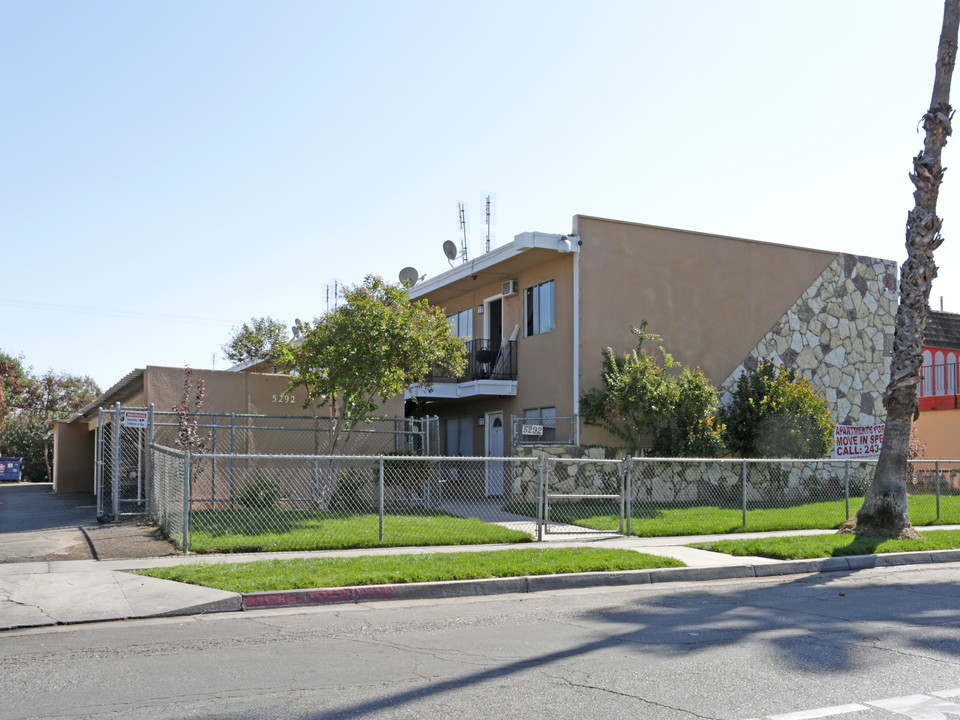 5292 N 6th St in Fresno, CA - Building Photo