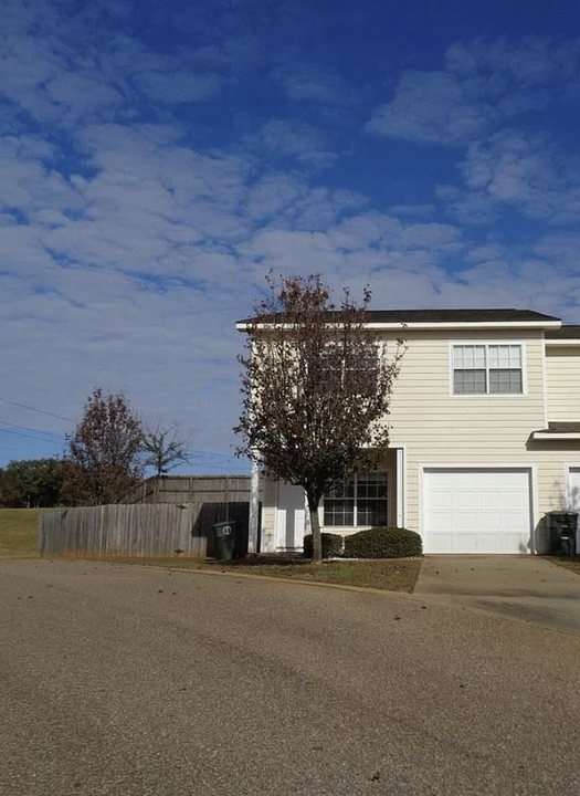 75 Courtyard Way in Enterprise, AL - Foto de edificio