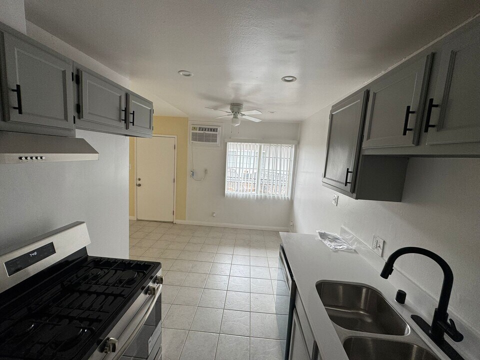 6633 Woodley Ave in Van Nuys, CA - Building Photo