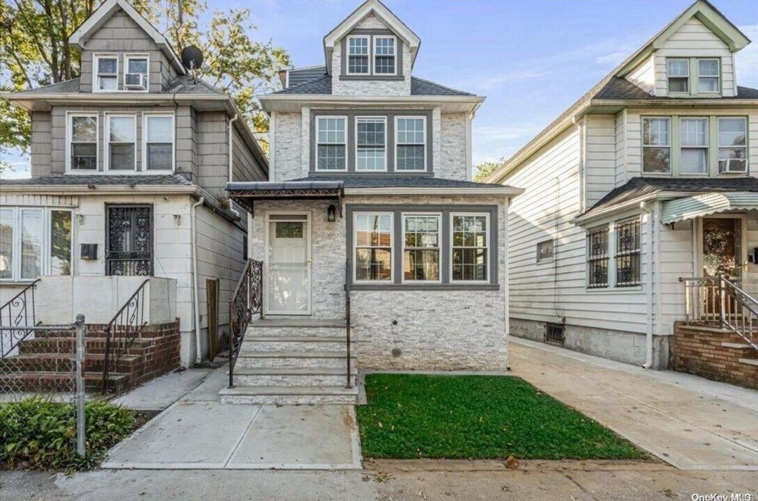 147-16 Linden Blvd in Queens, NY - Building Photo