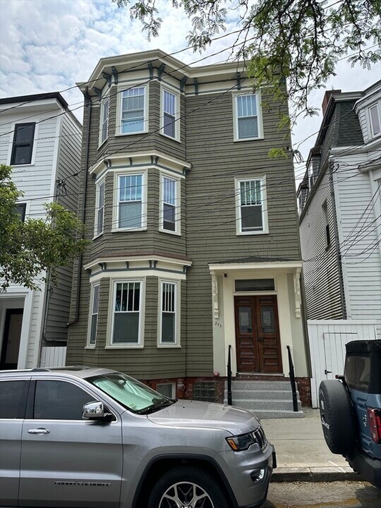 273 Webster St in Boston, MA - Building Photo