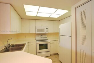 4175 N Haverhill Rd, Unit 911 in West Palm Beach, FL - Building Photo - Building Photo