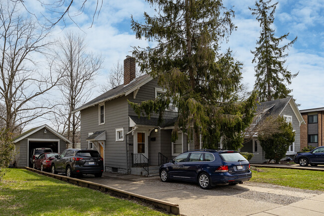 221 Cedar St in East Lansing, MI - Foto de edificio - Building Photo