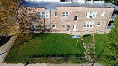 5004 W Armitage Ave, Unit 2F in Chicago, IL - Building Photo - Building Photo