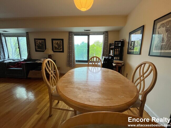 153 Saint Paul St, Unit 3 in Brookline, MA - Building Photo - Building Photo