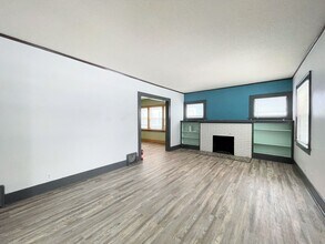 102 E 17th Ave in Hutchinson, KS - Building Photo - Building Photo