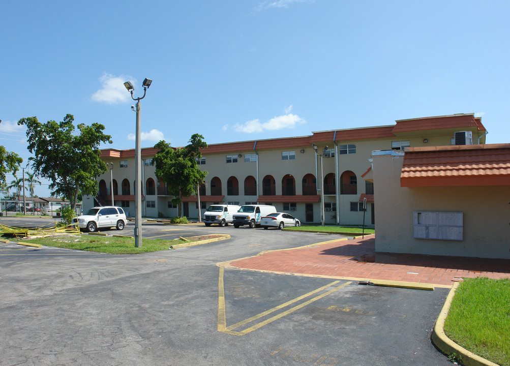 Miami Gardens Apartments in Miami Gardens, FL - Foto de edificio