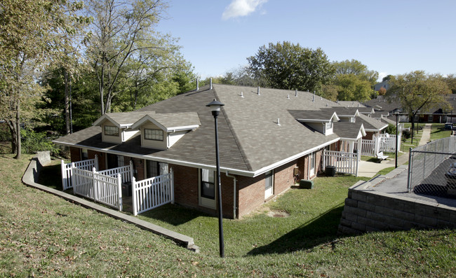 Fee Fee Manor Apartments in Maryland Heights, MO - Building Photo - Building Photo