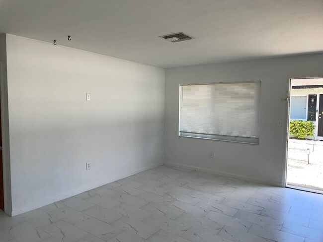 627 92nd Ave N in Naples, FL - Foto de edificio - Building Photo