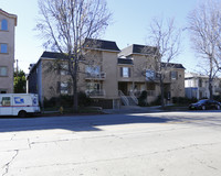 Via Toluca Lake in West Toluca Lake, CA - Foto de edificio - Building Photo