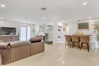 521 SW 40th Ct in Coral Gables, FL - Foto de edificio - Building Photo